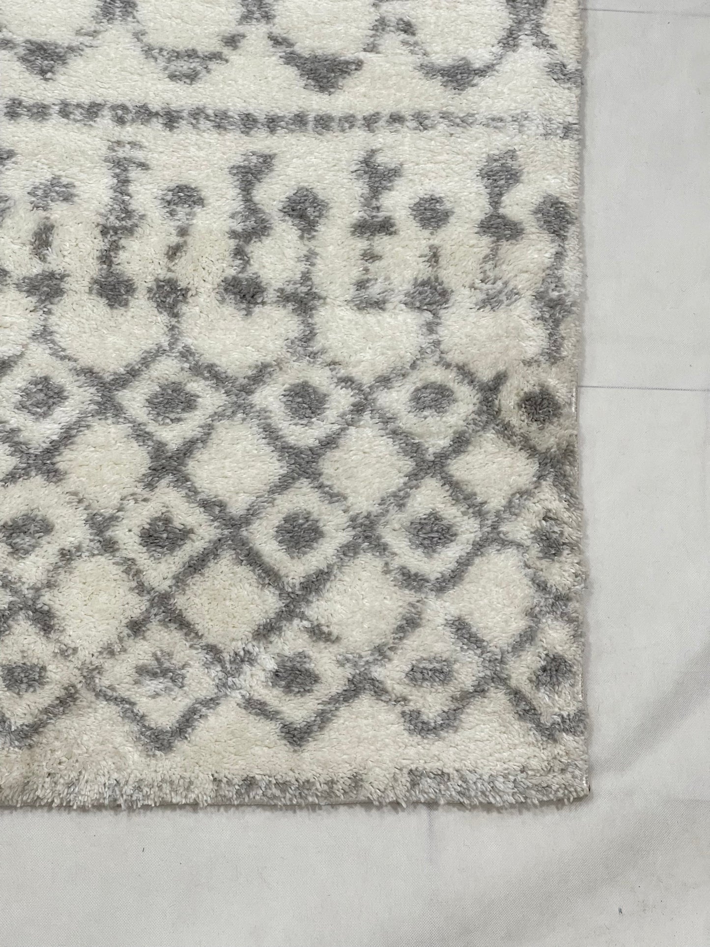 Turkish Shaggy Rug With Woven Back. 
Size : 5 Ft Width x 7.3 Ft Length (160cm x 220cm)
Article-03-Off White