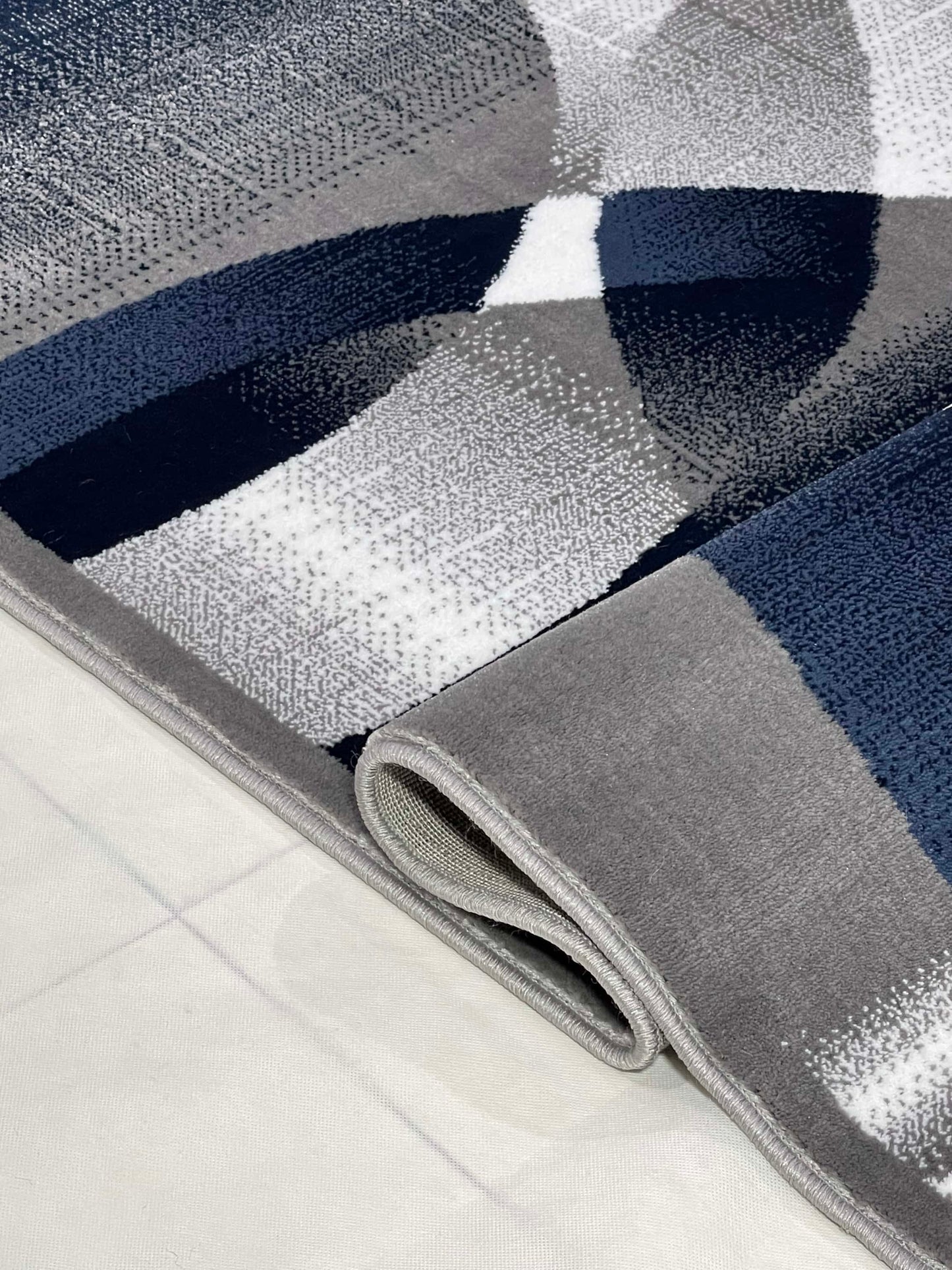 Modern polypropylene Rug,back woven(Article-1788-Grey )
Size : 4 ft width x 5.6 ft length ( 120 cm x 170 cm)