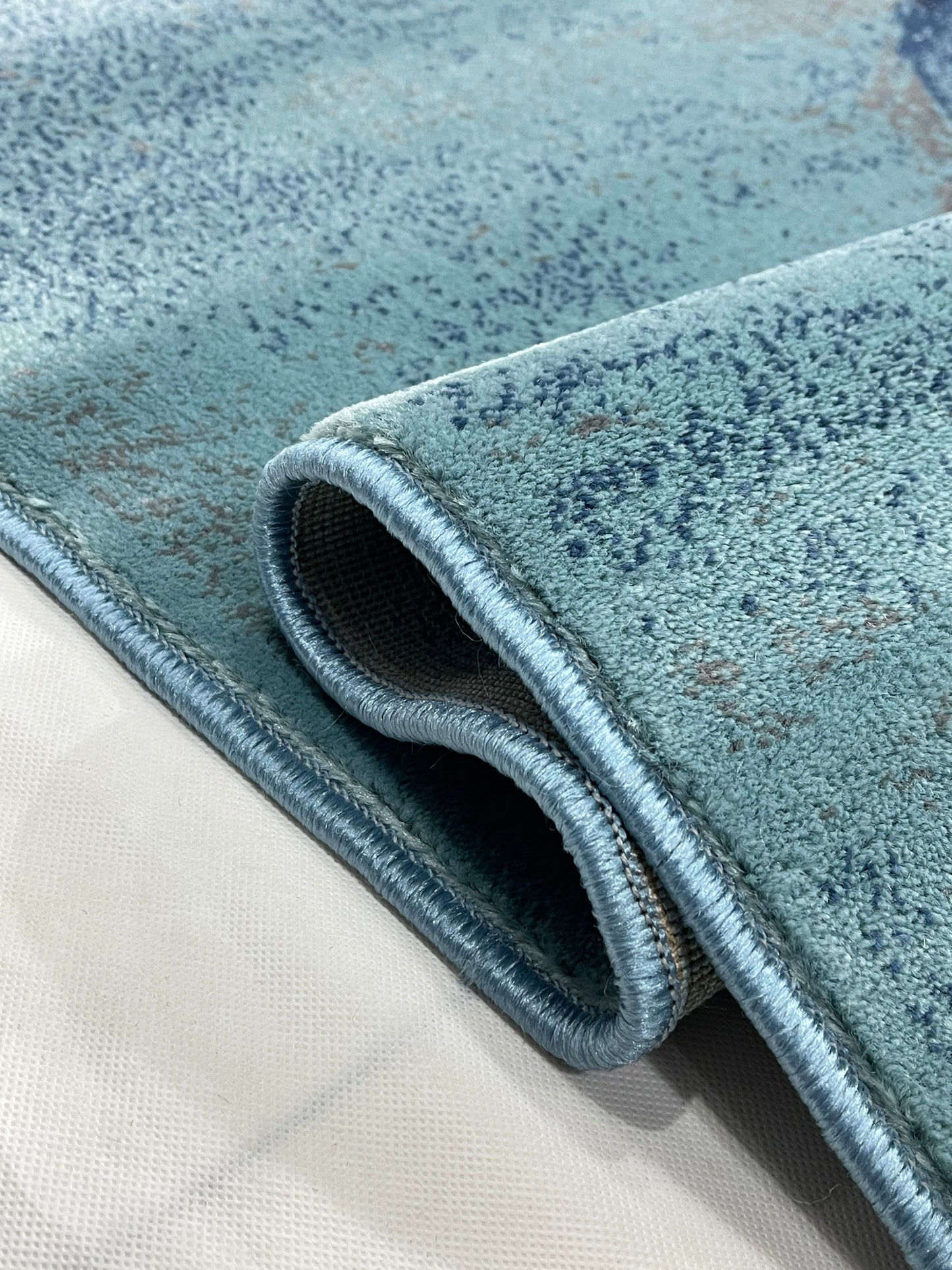 Modern polypropylene Rug,back woven(Article-124-Feroze)
Size : 6.6 ft width x 9.6 ft length (200cm x 290cm)