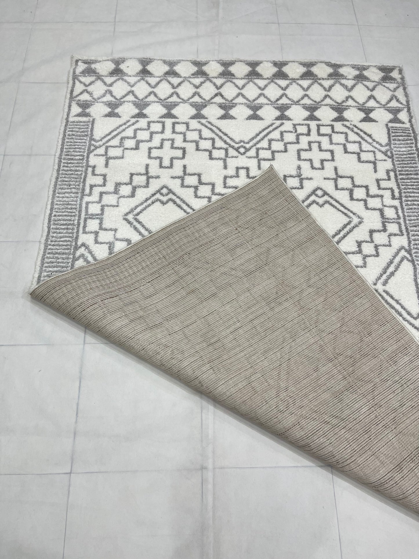 Turkish Shaggy Rug With Woven Back.  Size : 5 Ft Width x 7.3 Ft Length (160cm x 220cm) Article-04-Off White