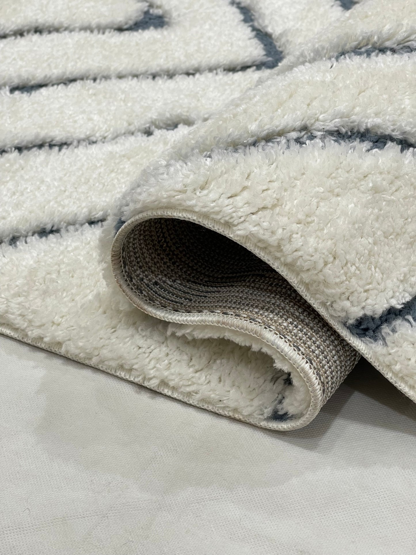 Turkish Shaggy Rug With Woven Back. 
Size : 5 Ft Width x 7.3 Ft Length (160cm x 220cm)
Article-02-Off White