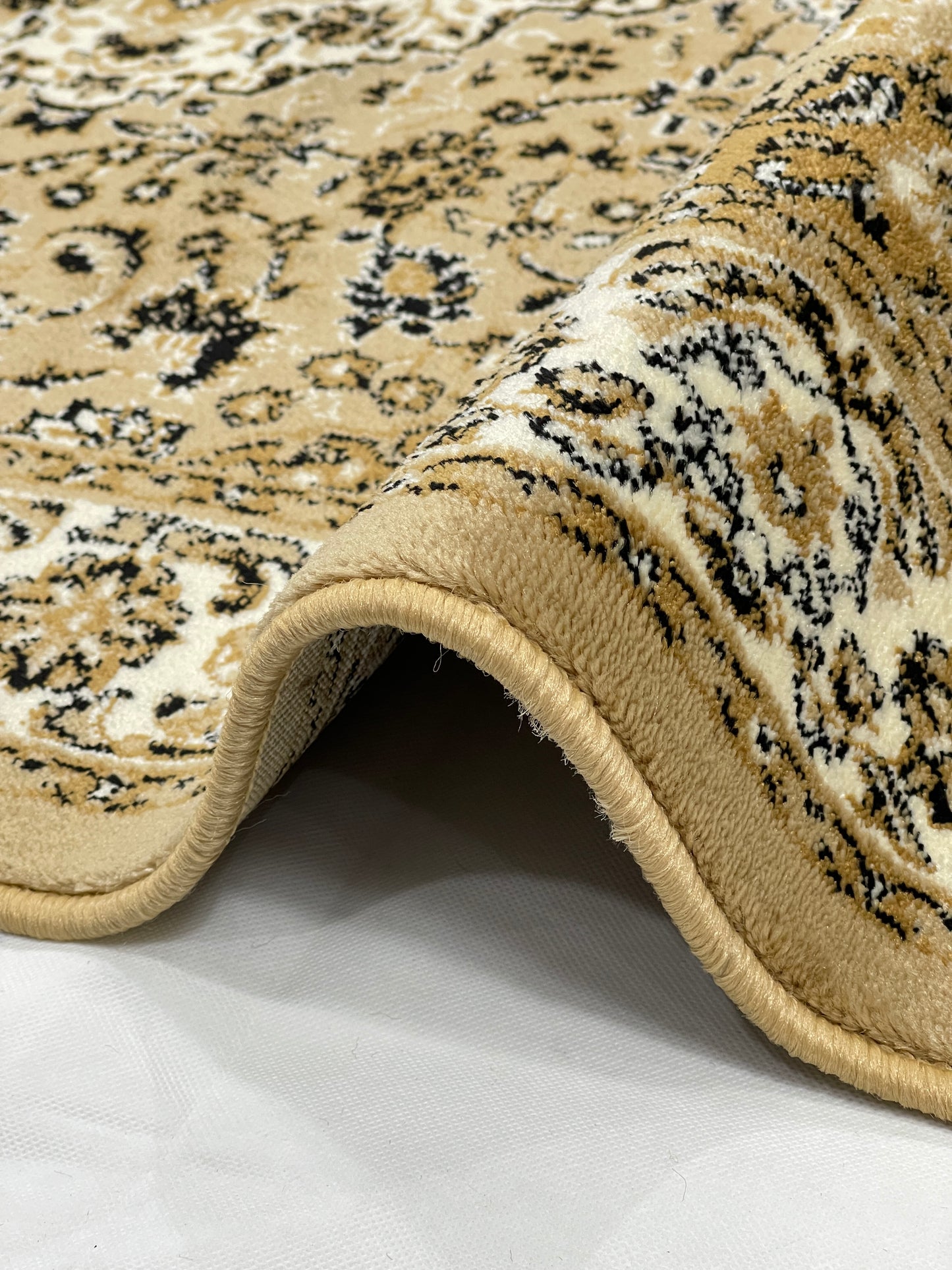 Persian polypropylene Rug,back woven(Article-01-Beige)
Size : 4 ft width x 5.6 ft length (120 cm x 170cm)