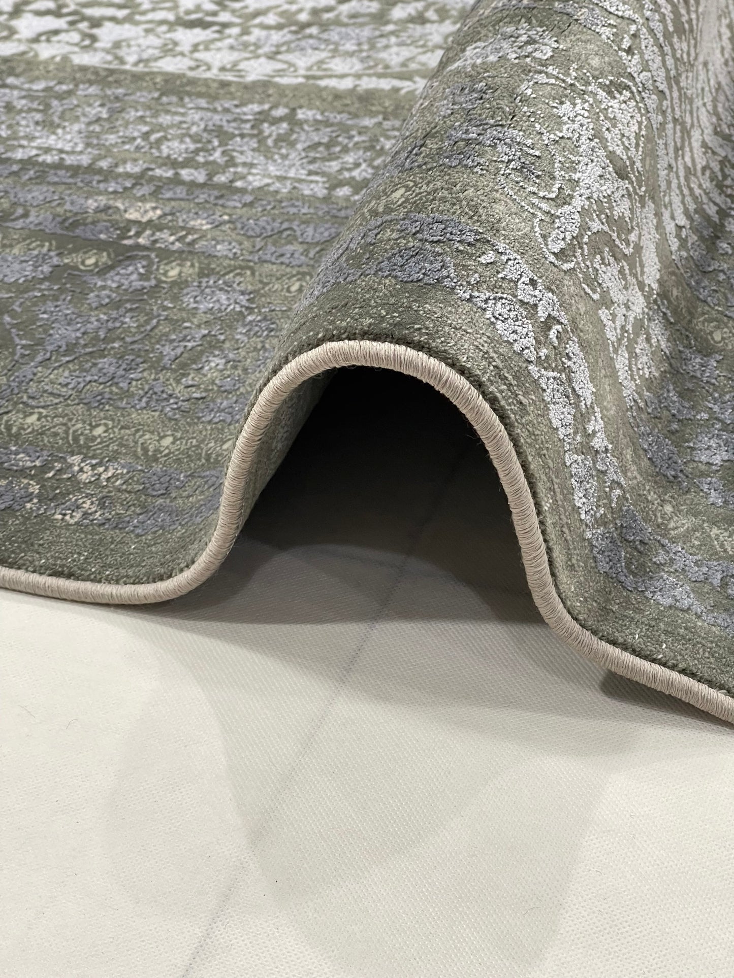 Irani Acrylic 1200 Reeds
Article -212-Grey
Size : 6.6 Ft width x 9.6 Ft length (200cm x 290cm)