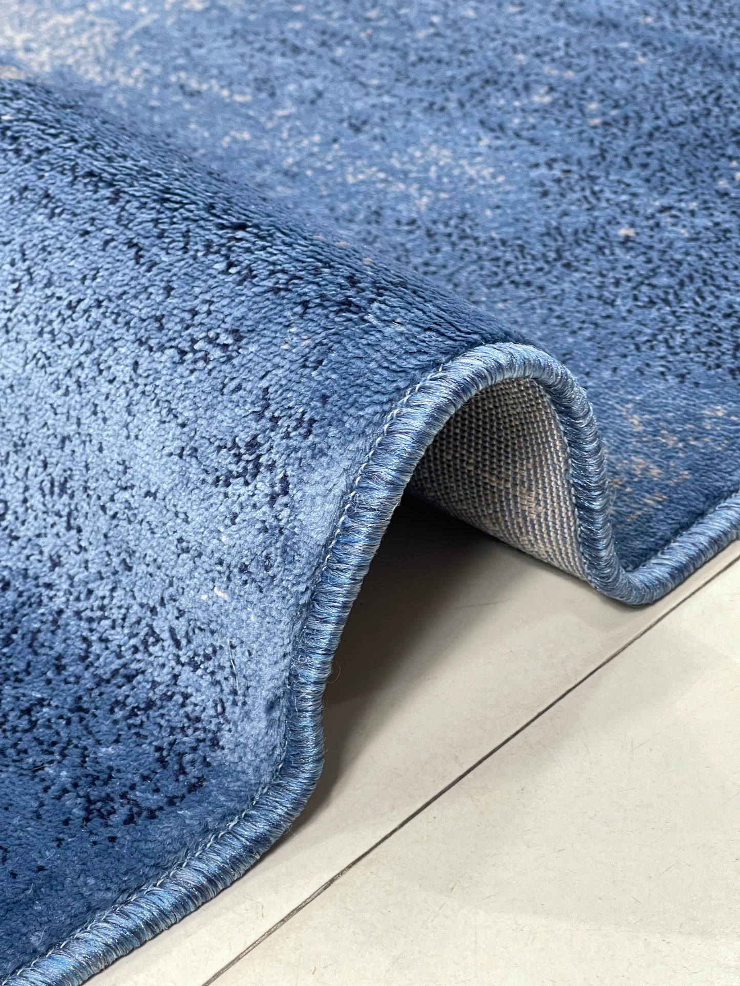 Modern polypropylene Rug,back woven(Article-429-Blue)
Size : 6.6 ft width x 9.6 ft length (200cm x 290cm)