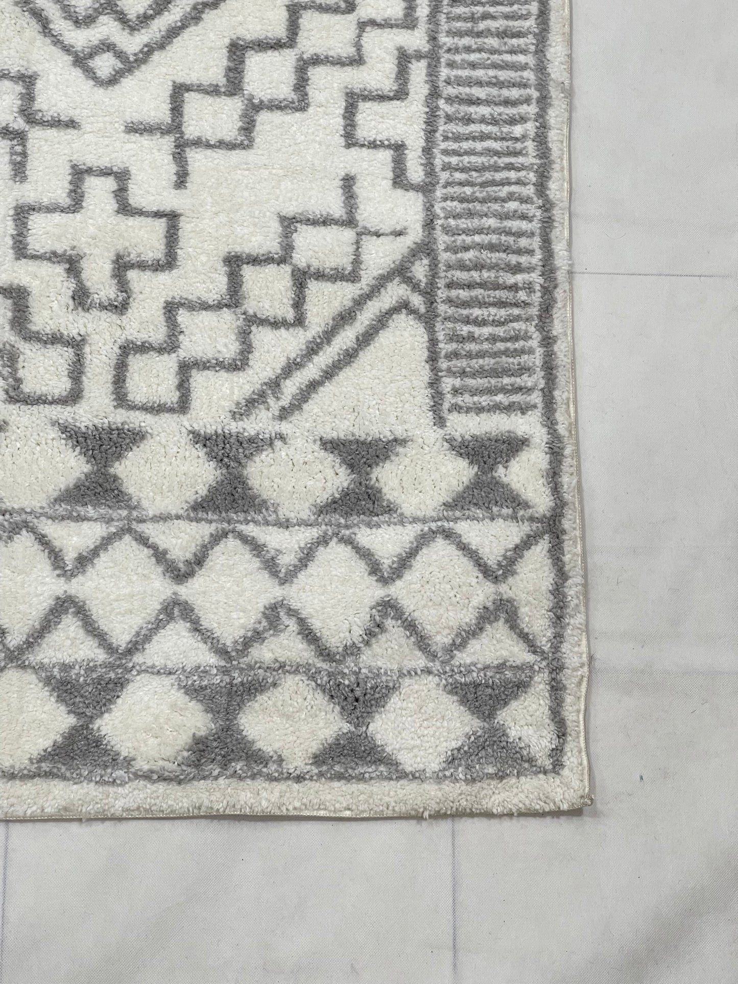 Turkish Shaggy Rug With Woven Back.  Size : 5 Ft Width x 7.3 Ft Length (160cm x 220cm) Article-04-Off White