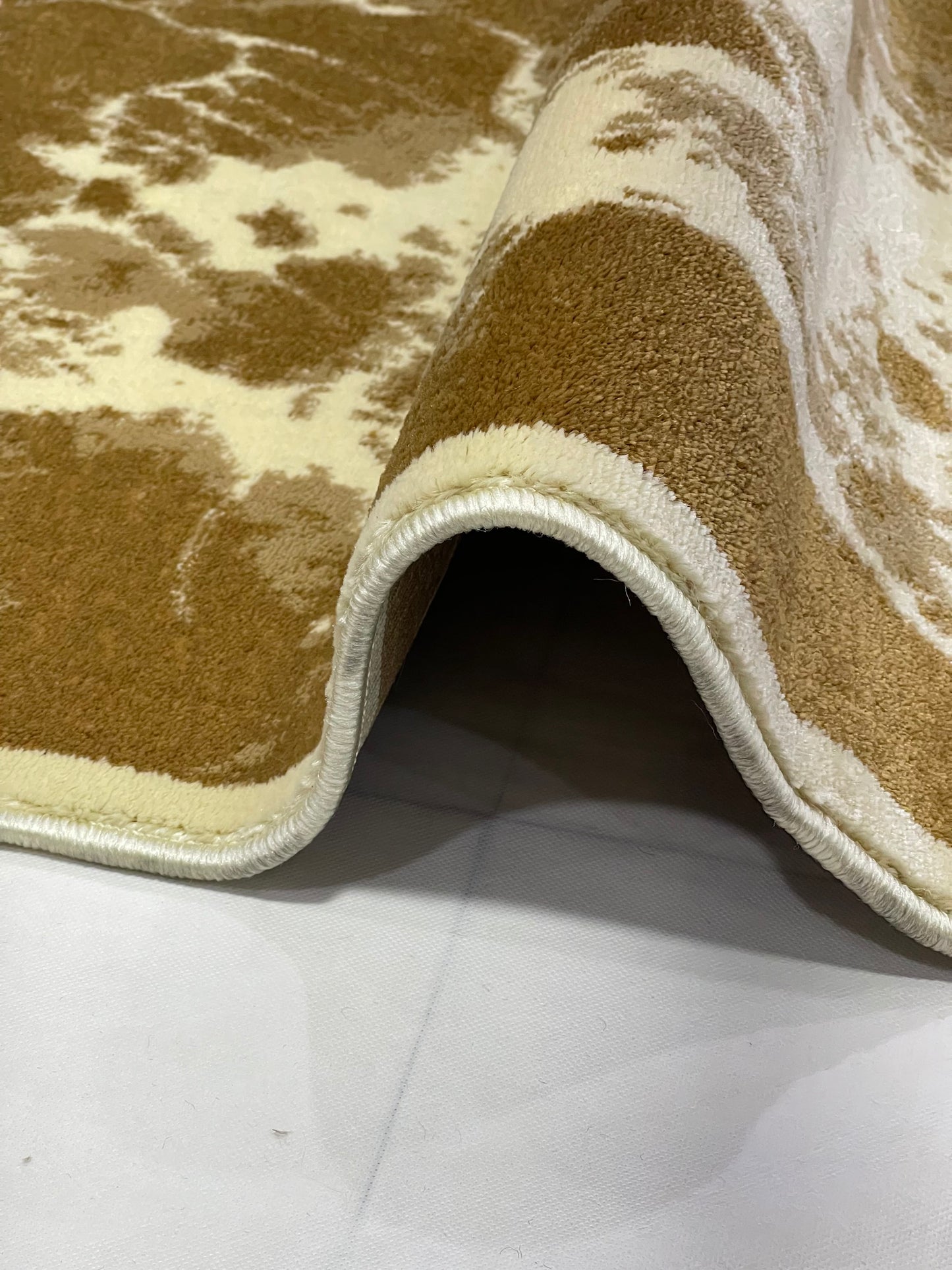 Modern Polypropylene Rug,back woven(Article-1654-Off white) Size : 5ft width  x 7.3ft length (150cm x 220cm)