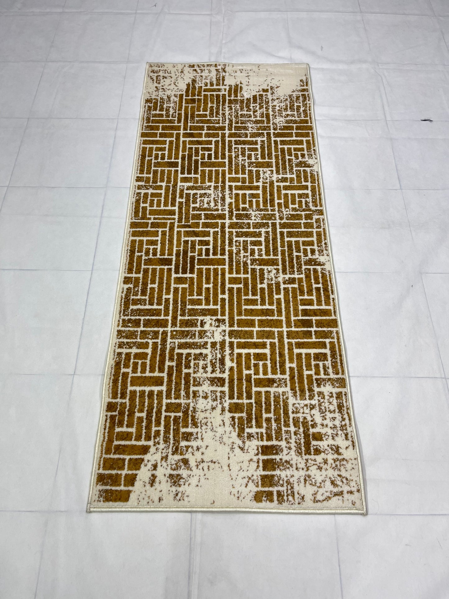 Off white Modern Polypropylene Woven Rug.  Size : 2.6 ft width x 6.6 ft length  (80 cm x 200cm)