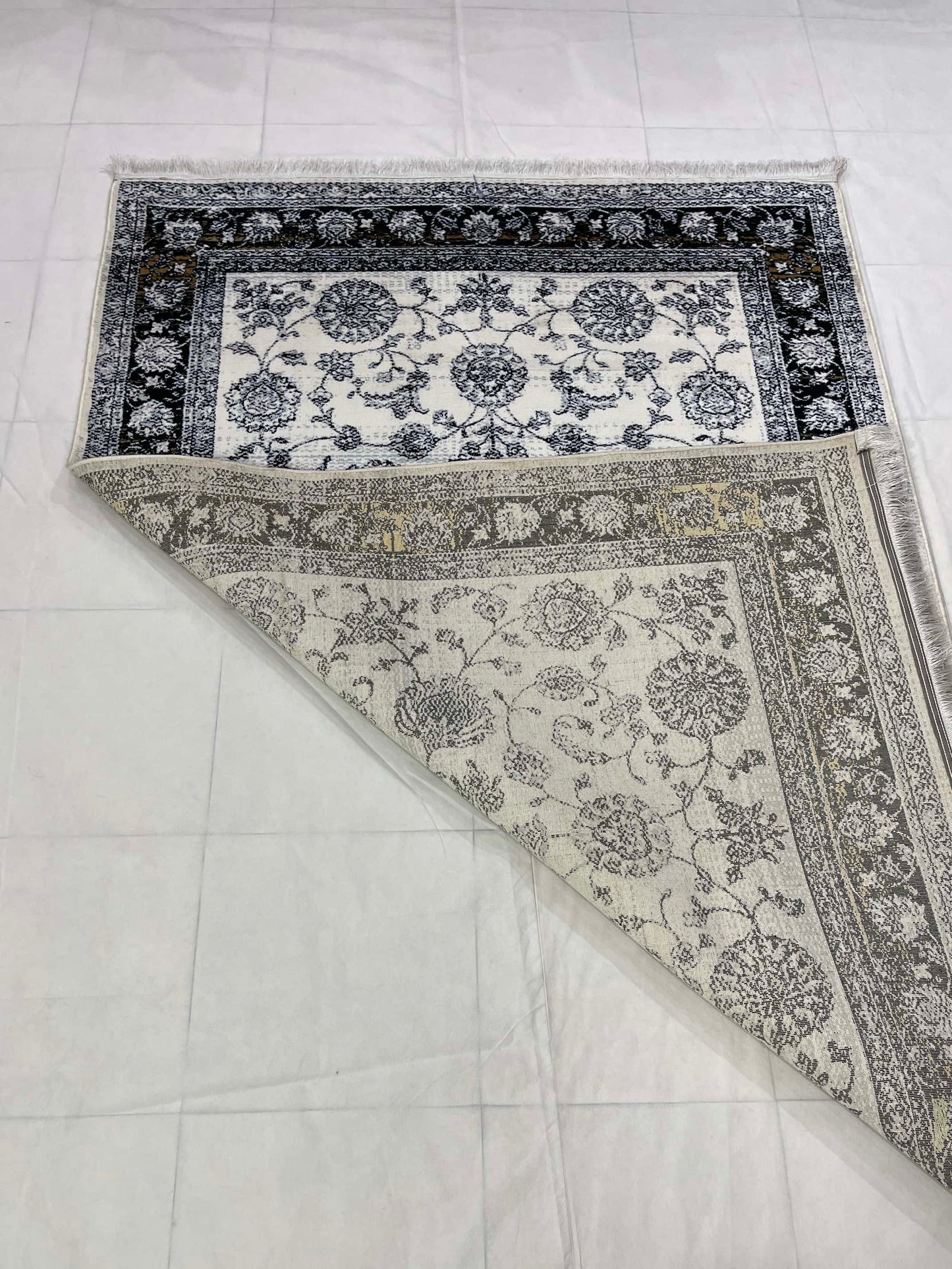 Irani modern Vintage Woven Rug.
Article-766-Grey , White
Size : 5ft width  x 7.3ft length (150cm x 220cm)