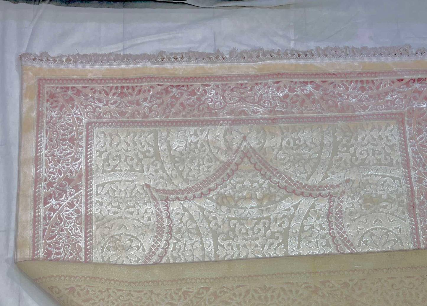 Turkish Top Quality Silk.(Article-1076-beige ,cream)
Size: 6.6 ft width x 9.6 ft length (200cm x 290cm)