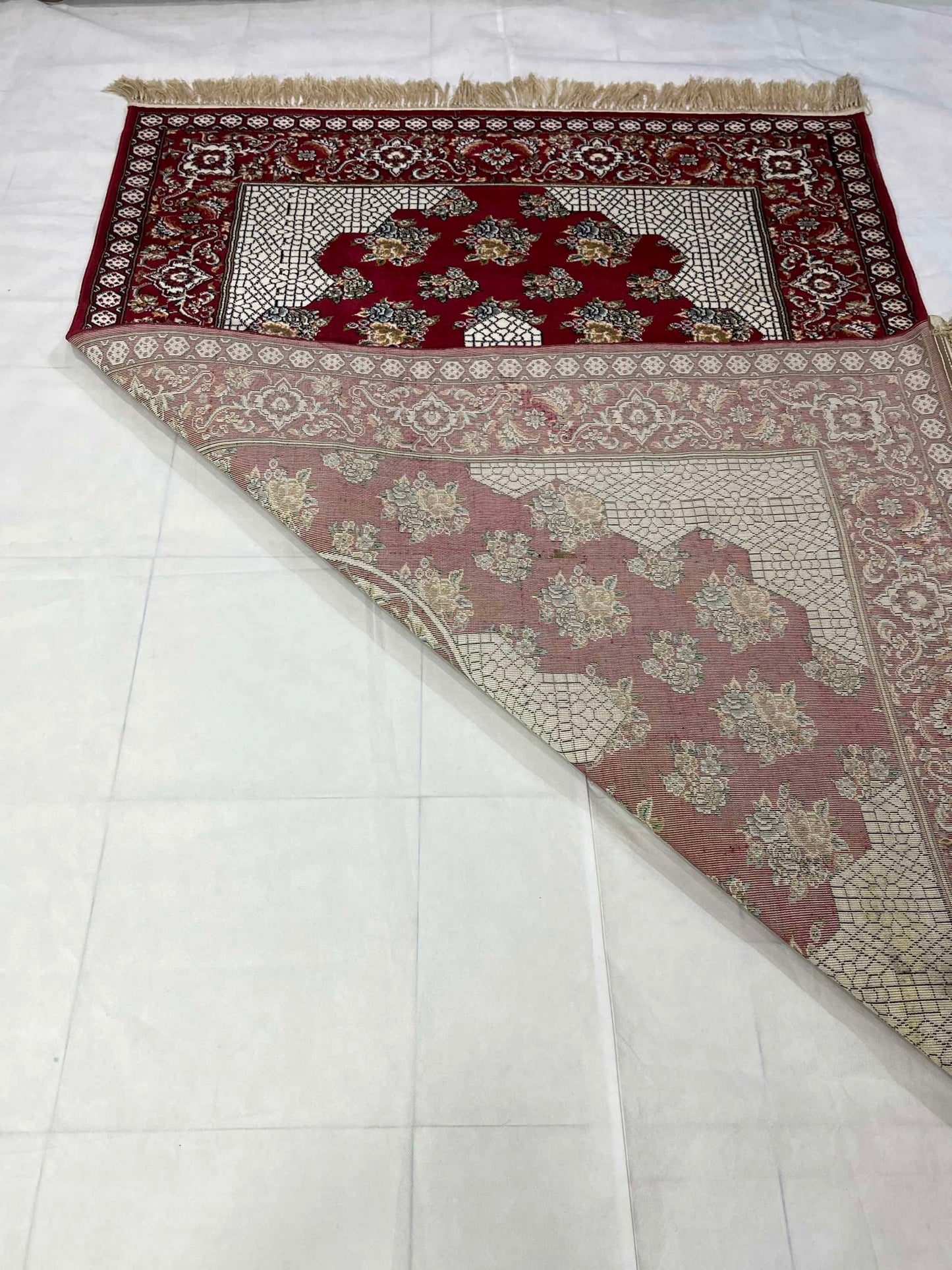 Irani Polypropylene Woven Rug.
Size : 5ft width x 7.3ft length (150cm x 220cm)