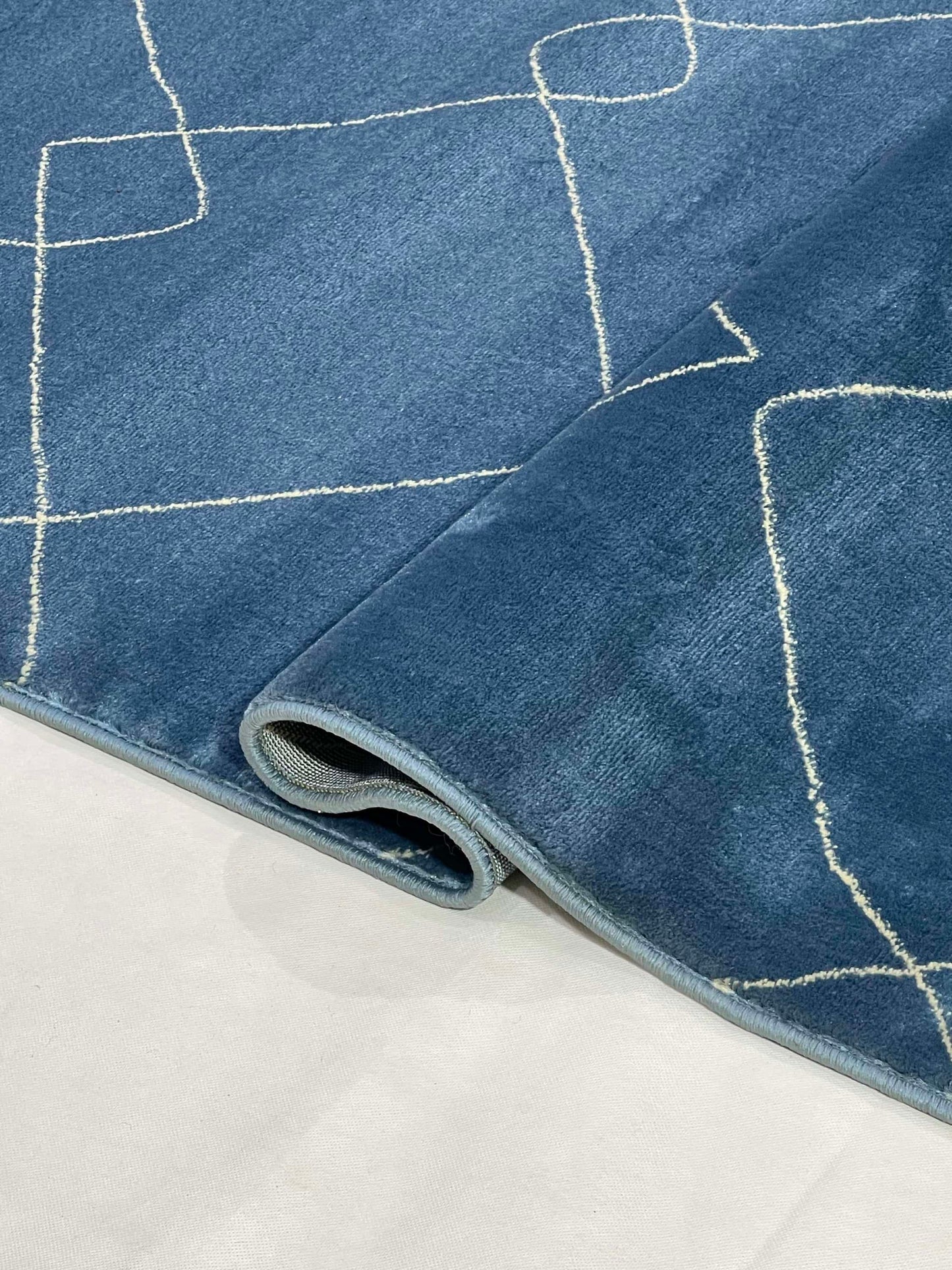 Modern polypropylene Rug,back woven(Article-670-Blue)
Size : 5ft width  x 7.3ft length (150cm x 220cm)