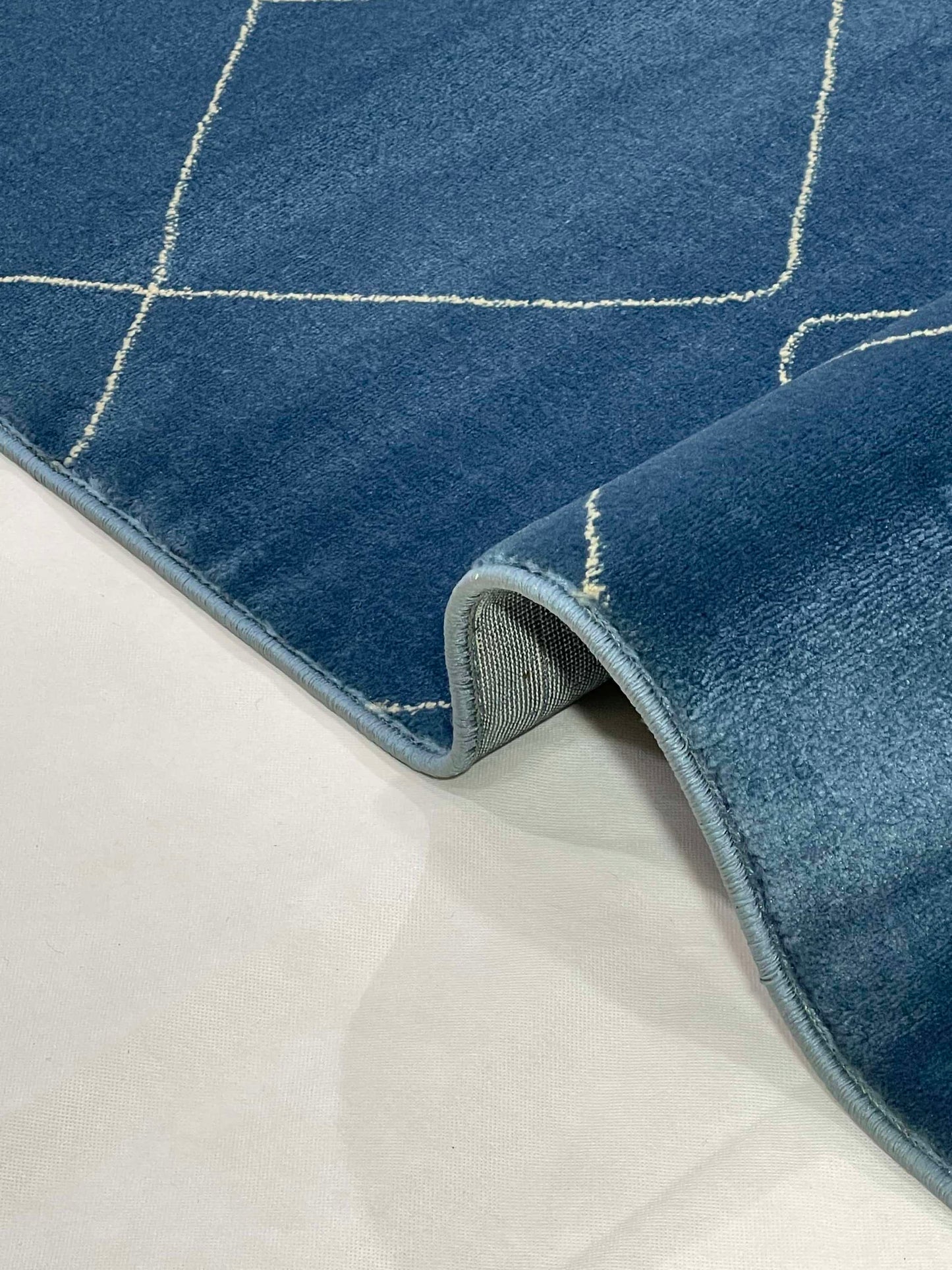 Modern polypropylene Rug,back woven(Article-670-Blue)
Size : 5ft width  x 7.3ft length (150cm x 220cm)