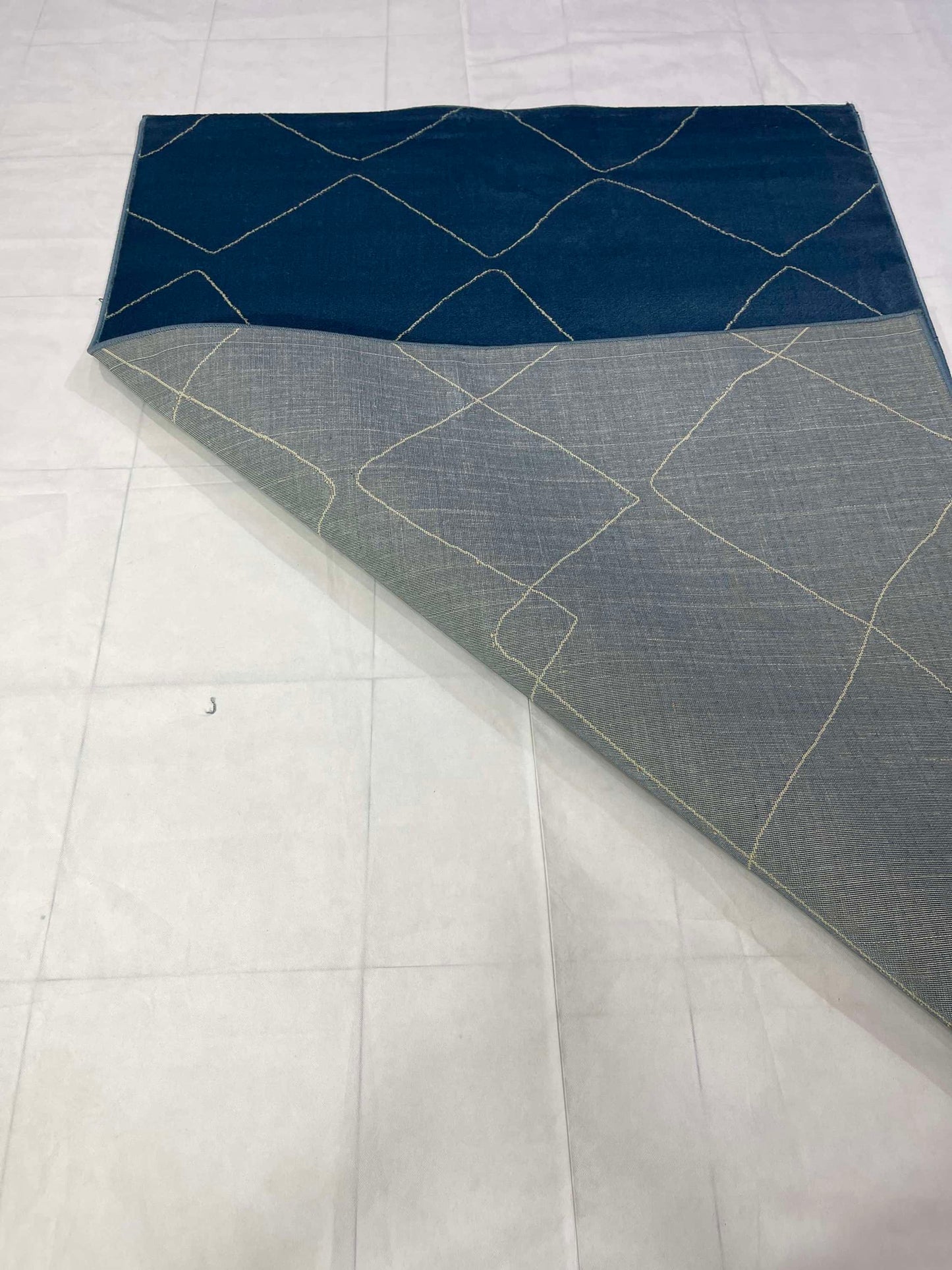 Modern polypropylene Rug,back woven(Article-670-Blue)
Size : 5ft width  x 7.3ft length (150cm x 220cm)