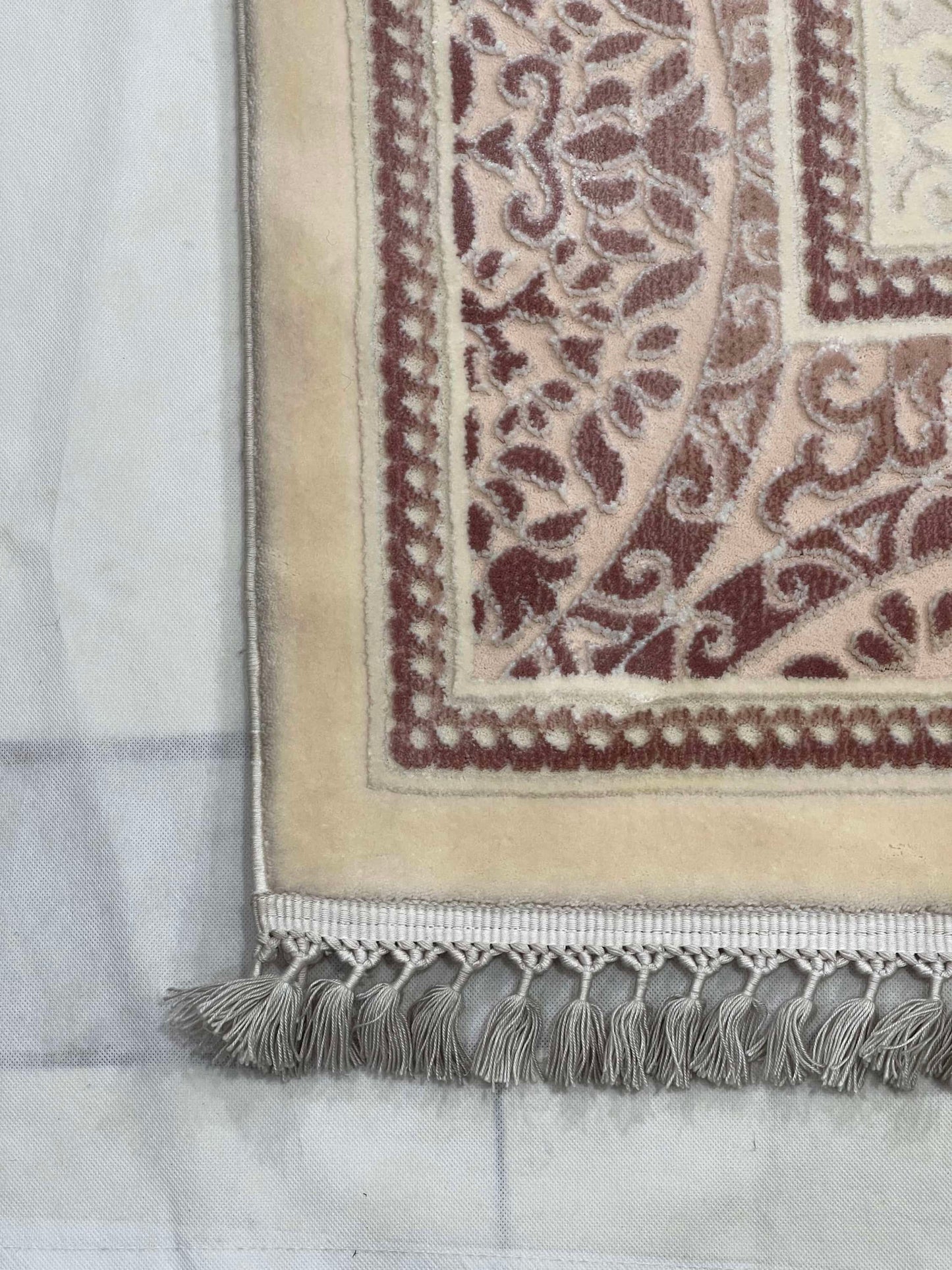 Turkish Top Quality Silk.(Article-1076-beige ,cream)
Size: 6.6 ft width x 9.6 ft length (200cm x 290cm)