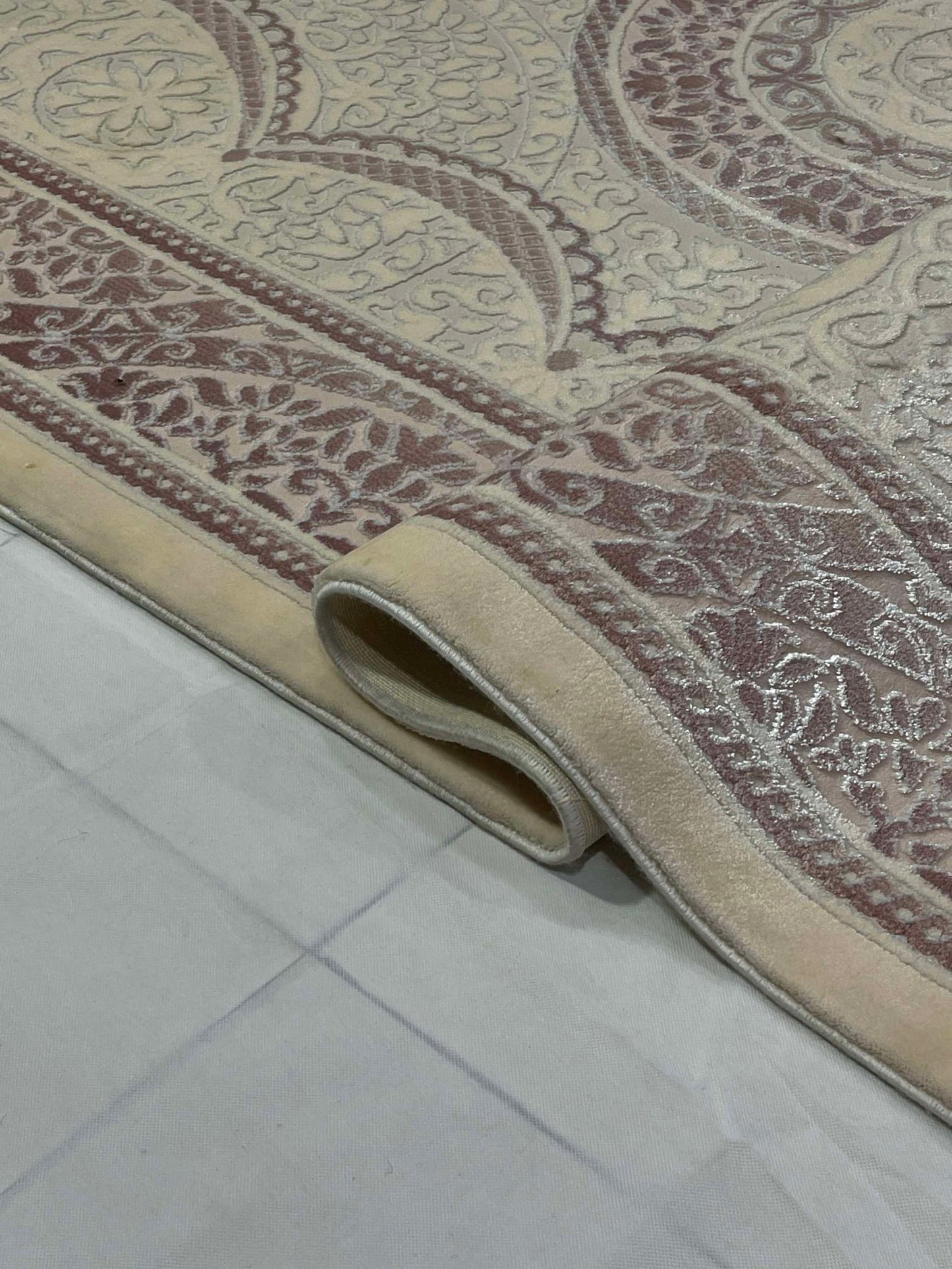 Turkish Top Quality Silk.(Article-1076-beige ,cream)
Size: 6.6 ft width x 9.6 ft length (200cm x 290cm)