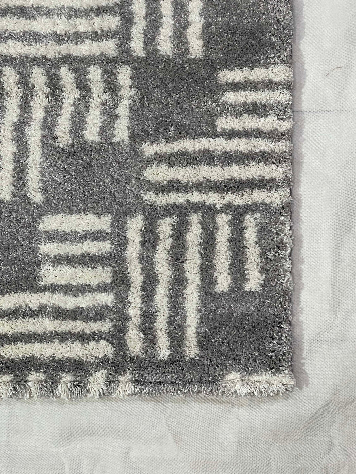 Woven Shaggy
Size : 4 ft width x 5.6 ft length (120 cm x 170 cm)
L. Grey &amp; white