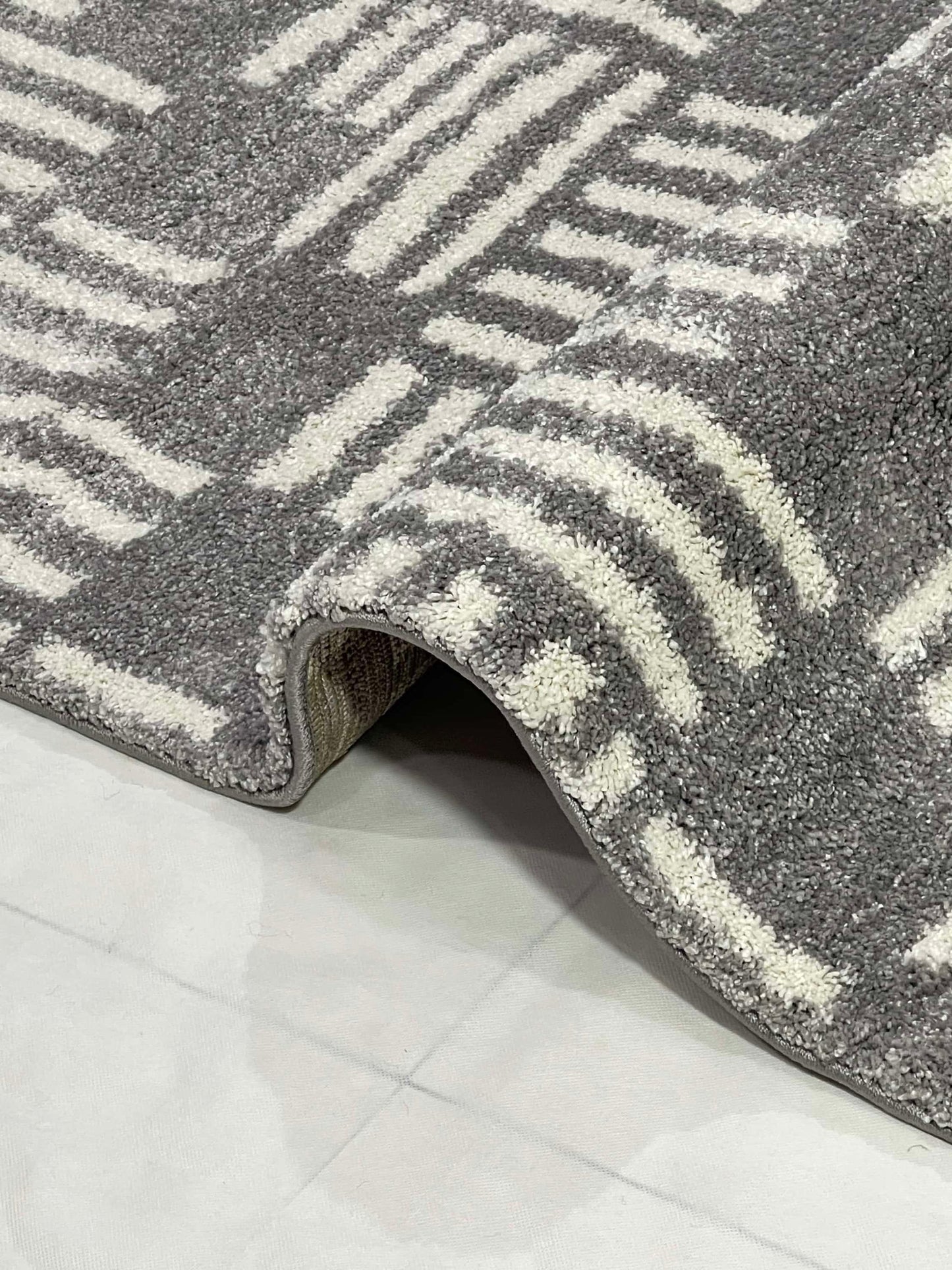 Woven Shaggy
Size : 4 ft width x 5.6 ft length (120 cm x 170 cm)
L. Grey &amp; white