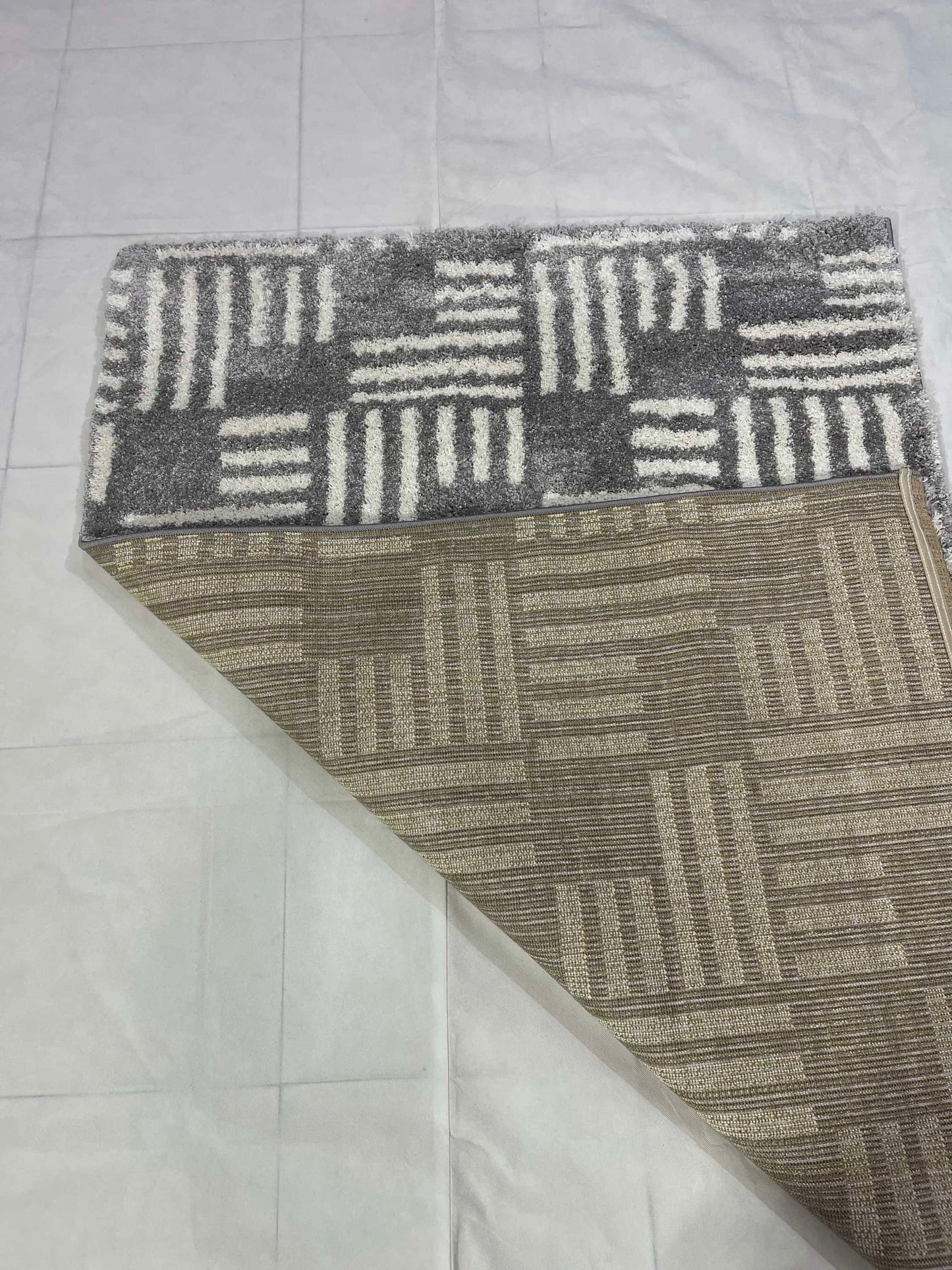 Woven Shaggy
Size : 4 ft width x 5.6 ft length (120 cm x 170 cm)
L. Grey &amp; white